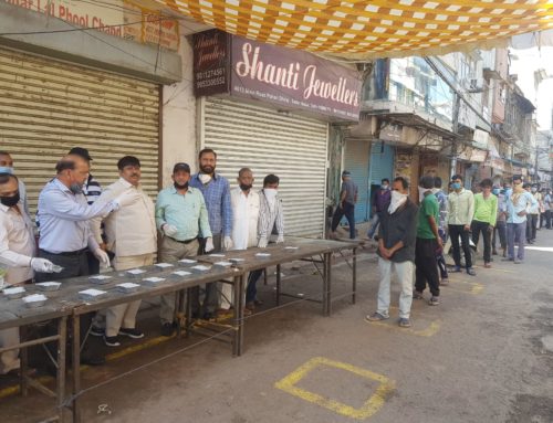 केंद्र और राज्य- सरकार के प्रयासों में भागीदार बन कर फूड पैकेट्स  बांटते न्याय शक्ति एनजीओ के कार्यकर्ता